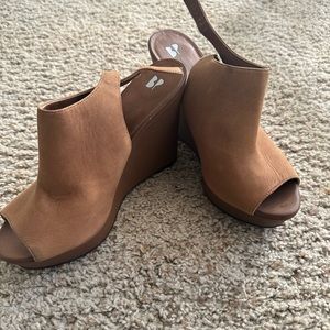 BP tan wedges